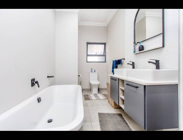 2 BEDROOM APARTMENT FOR SALE IN BRYANSTON
